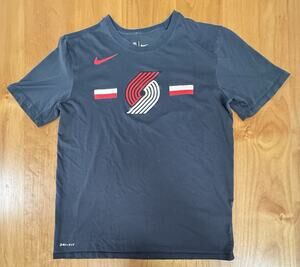 The Nike Tee Mens Size M T-Shirt Black Logo Print Dri-Fit Athletic Cut Sportwear